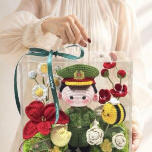 VB37 Doll nam công an* Hoa len handmade - Vali mica cao cấp 28.28.15cm