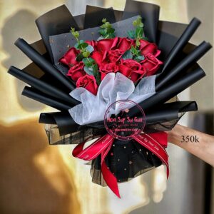 Hoa sáp 3 lớp- đỏ đô- cuốn giấy đen