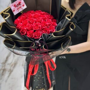 BOH48 Hoa sáp 3 lớp đỏ tươi - giấy đen viền gold