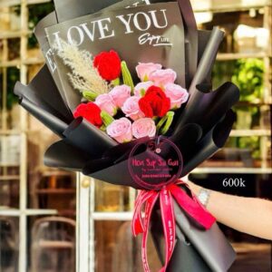 Hoa sáp ecuador- hồng+ tulip kẽm nhung- giấy đen