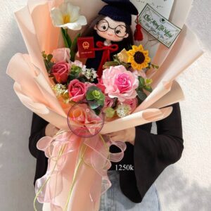BOH130 Doll nữ len handmade tốt nghiệp* Hoa sáp