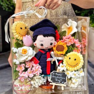 VB28 Doll len nam tốt nghiệp* Hoa len handmade - Vali mica cao cấp 28.28.15cm
