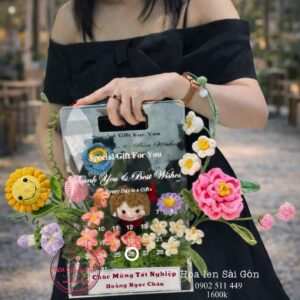 Lịch hoa acrylic: Doll tốt nghiệp* hoa len handmade LHA3