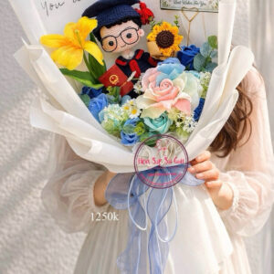 BOH131 Doll nam len handmade tốt nghiệp* Hoa sáp