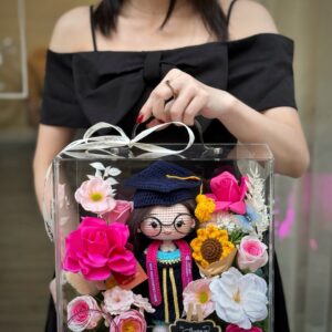 VB27 Doll tốt nghiệp* Hoa sáp mix - Vali mica cao cấp 28.28.15cm