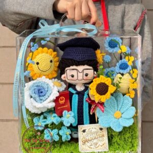 VB34 Doll nam len tốt nghiệp * Hoa len handmade – Vali mica cao cấp 28.28.15cm