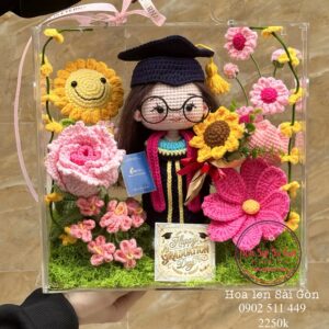 VB35 Doll nữ len tốt nghiệp * Hoa len handmade – Vali mica cao cấp 28.28.15cm