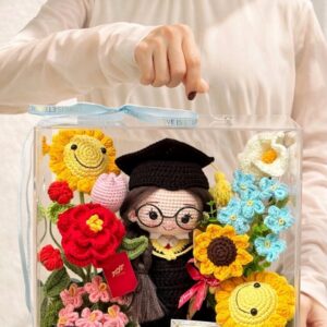 VB32 Doll nữ len tốt nghiệp * Hoa len handmade - Vali mica cao cấp 28.28.15cm