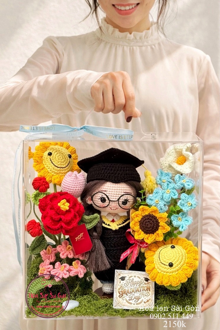 vb32-doll-len-tot-nghiep-hoa-len-handmade-vali-mica-cao-cap-282815cm