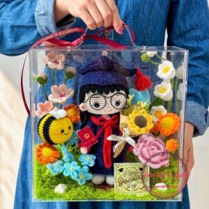 VB36 Doll nữ len tốt nghiệp * Hoa len handmade – Vali mica cao cấp 28.28.15cm