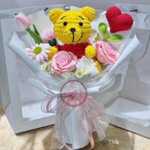 BOH141 Gấu Pooh len handmade* Hoa sáp mix- Satin trắng