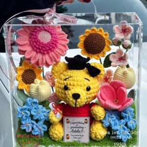 VB40 Gấu Pooh len tốt nghiệp* Hoa len handmade - Vali mica cao cấp 28.28.15cm