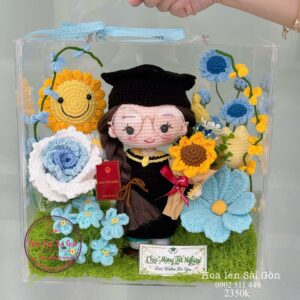 VB46 Doll nữ tốt nghiệp* Hoa len handmade - Vali mica cao cấp 28.28.15cm