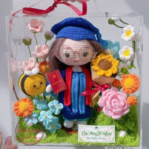 VB47 Doll nữ tốt nghiệp* Hoa len handmade - Vali mica cao cấp 28.28.15cm