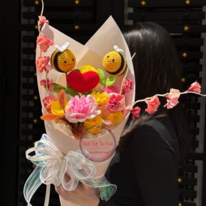 Crochet Bees Heart – Hoa sáp mix hoa lụa | HB186