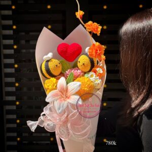 Crochet Bees Heart – Hoa sáp mix hoa lụa | HB206