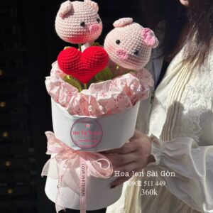 Crochet Piggy In Love — Hoa bó | HB190